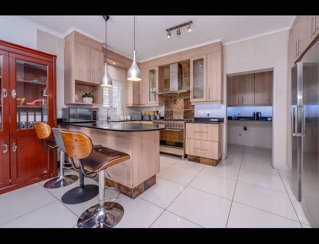5 BEDROOM HOUSE FOR SALE IN BRYANSTON